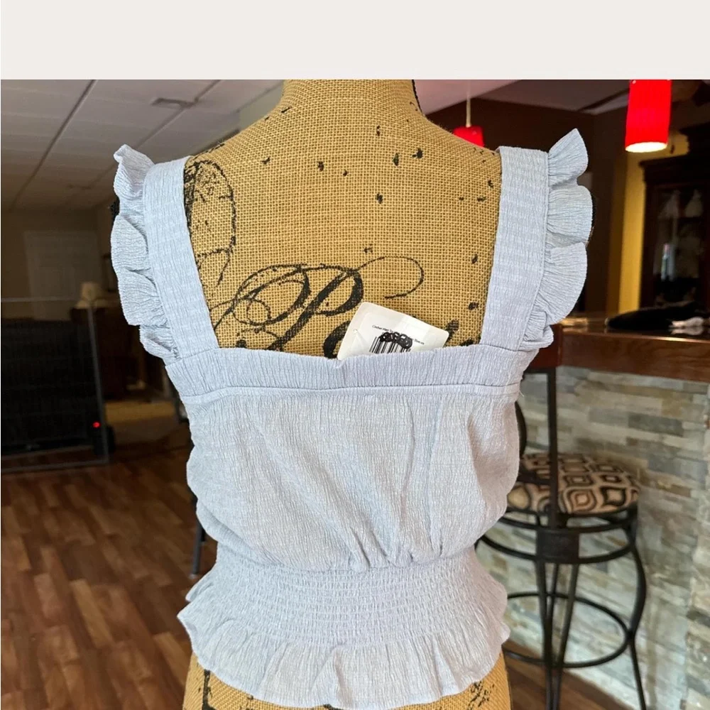 Size small powder blue crop top with ruffled sleeves - Picture 3 of 3